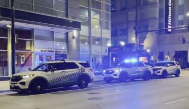 Man robbed at gunpoint by 4 men in downtown Chicago