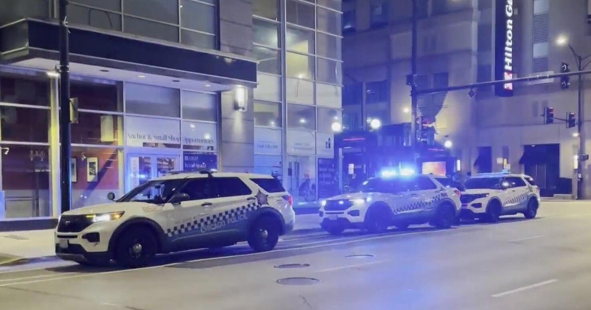Man robbed at gunpoint by 4 men in downtown Chicago