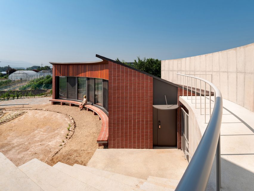 Curving brick home by Sukchulmok and BRBB Architects