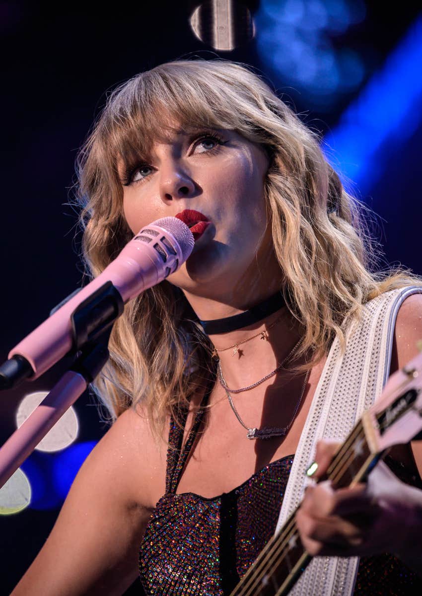 Taylor Swift performing her music