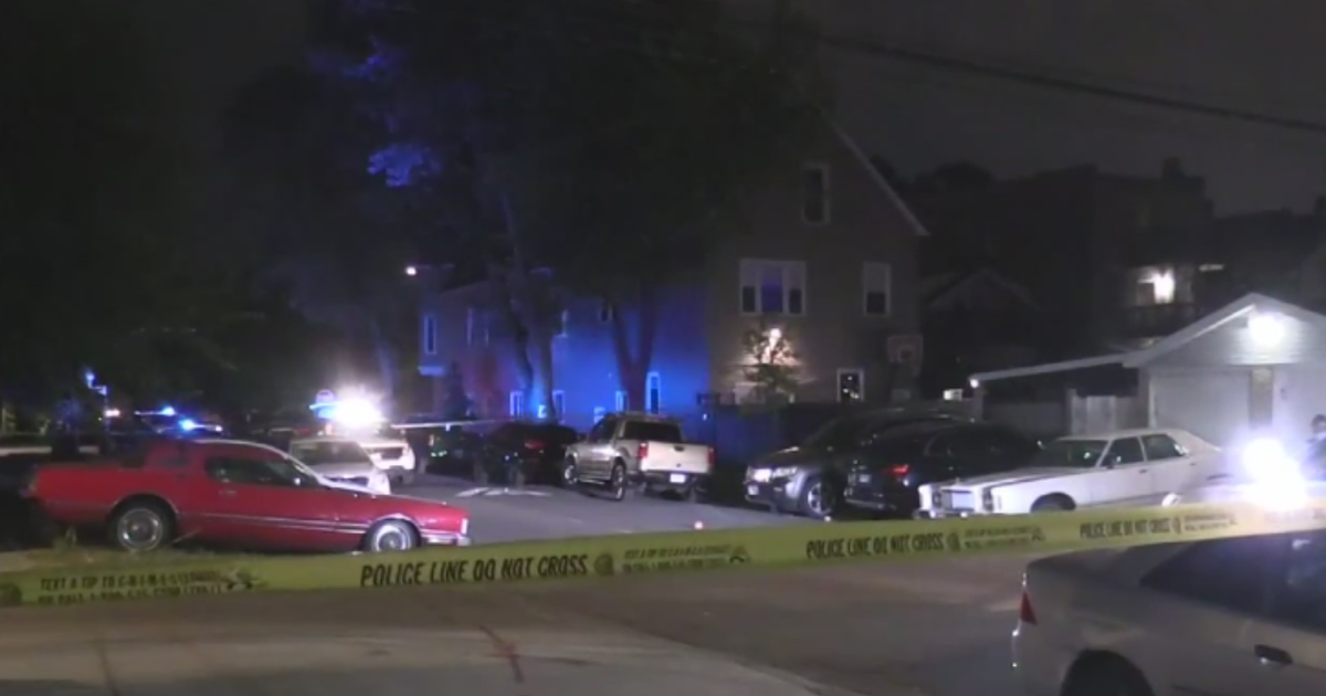 Woman shot, killed on Chicago's Northwest Side
