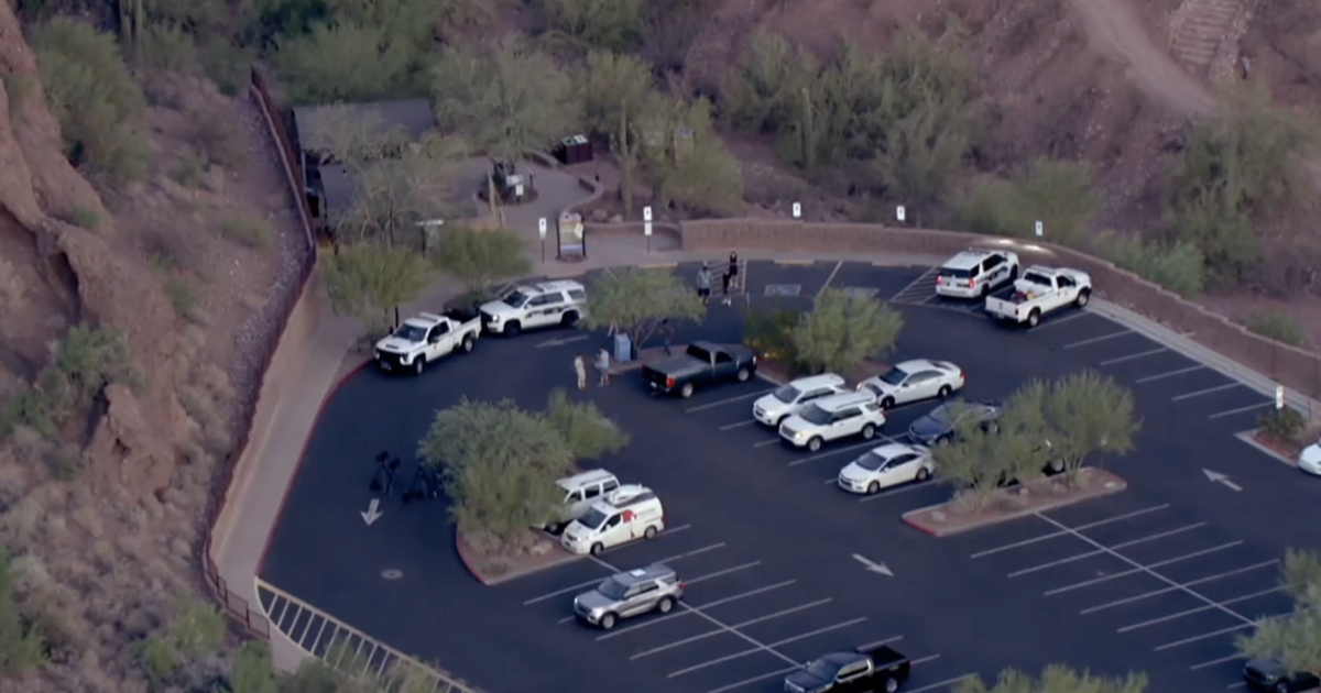Phoenix Fire crews working to recover body from Camelback Mountain