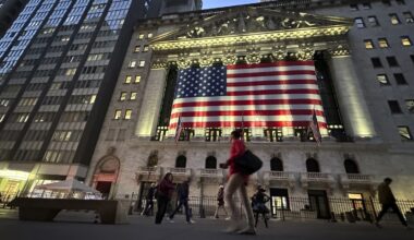 Wall Street rises to its first gain in 4 days