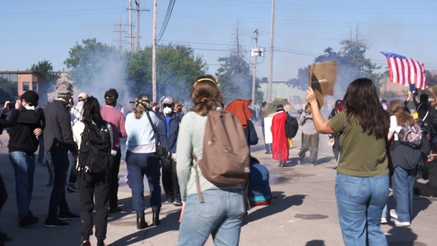 Federal agents use tear gas on protesters at Chicago immigration site