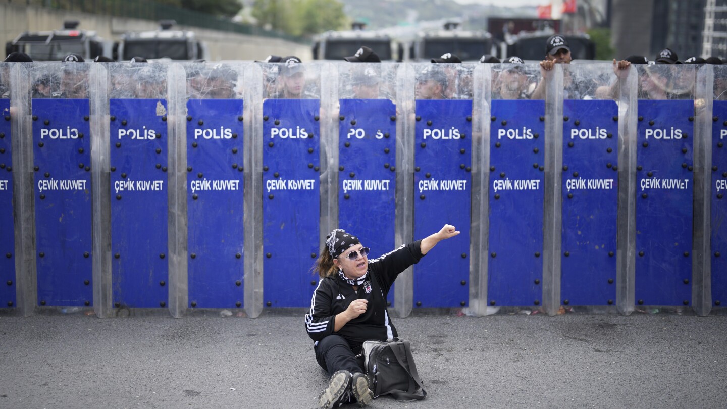 Istanbul imposes temporary ban on public gatherings amid CHP rally