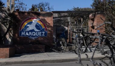 Students return to burned-down elementary school in Palisades -- in temporary bungalows