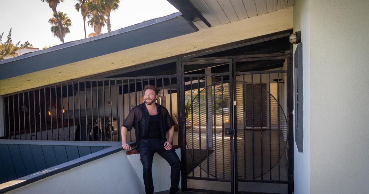 Director rents a Midcentury Modern penthouse by Edward Fickett in L.A.