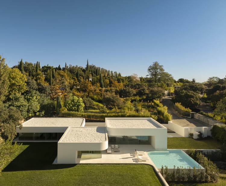 Villa 18, House in la Moraleja / Fran Silvestre Arquitectos - Image 1 of 37