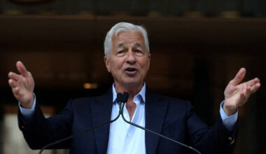 JPMorgan CEO Jamie Dimon warns of a cloudy U.S. economic outlook