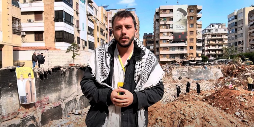 Ávila at the site of the assassination of Hassan Nasrallah in Beirut (Rede Sul Global YouTube channel, February 22, 2025). 