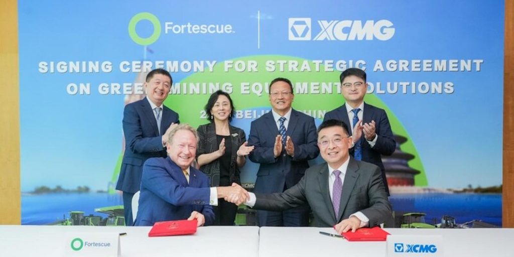 On September 26, during the United Nations General Assembly, Fortescue formally announced in New York that it signed a supply contract with XCMG for new energy mining equipment. (PRNewsfoto/XCMG Machinery)