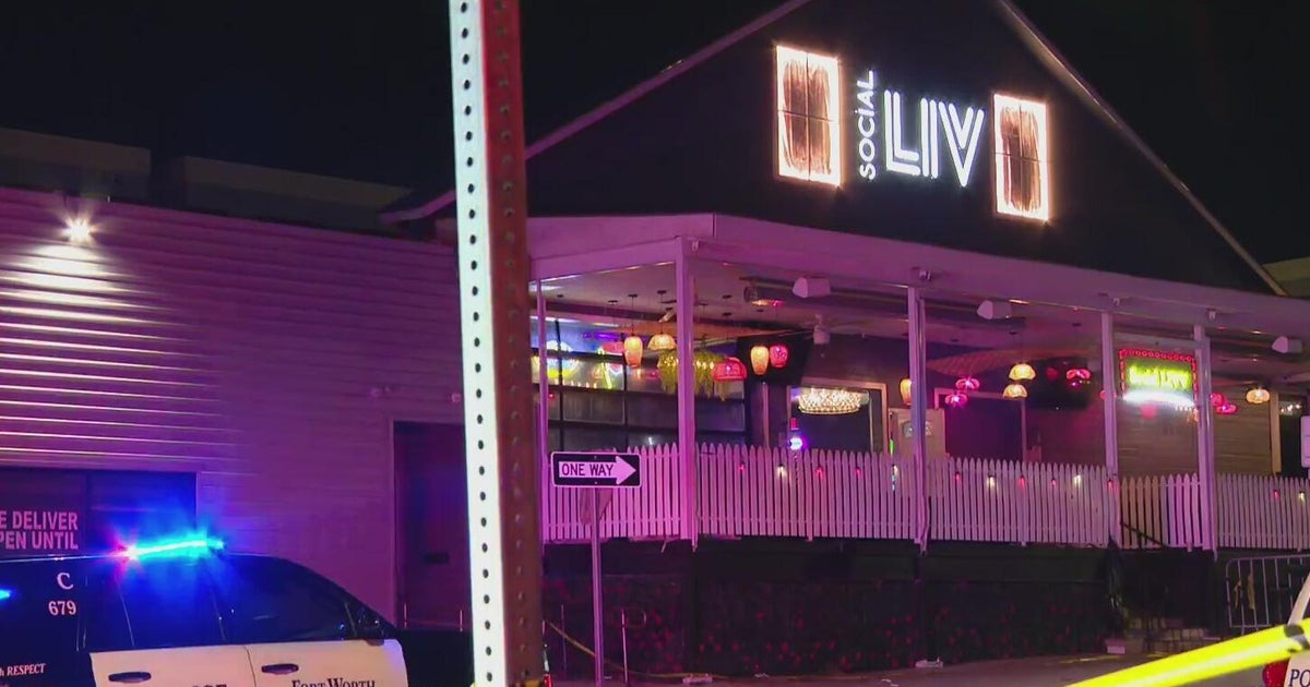 1 dead, 5 injured after shooting at nightclub in Fort Worth's West 7th district, police say