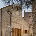 © Pol Viladoms Forn Lleva't Bakery / Quim Olea · Estudi d'Arquitectura - Exterior Photography, Door, Concrete