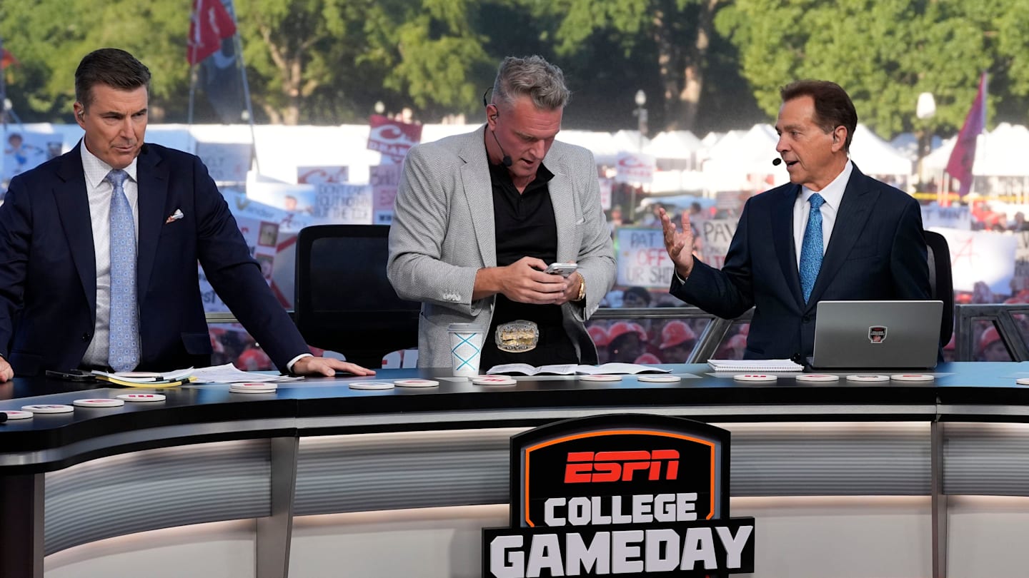 Houston Cougars Coach's Emotional Cancer Battle Featured On College GameDay