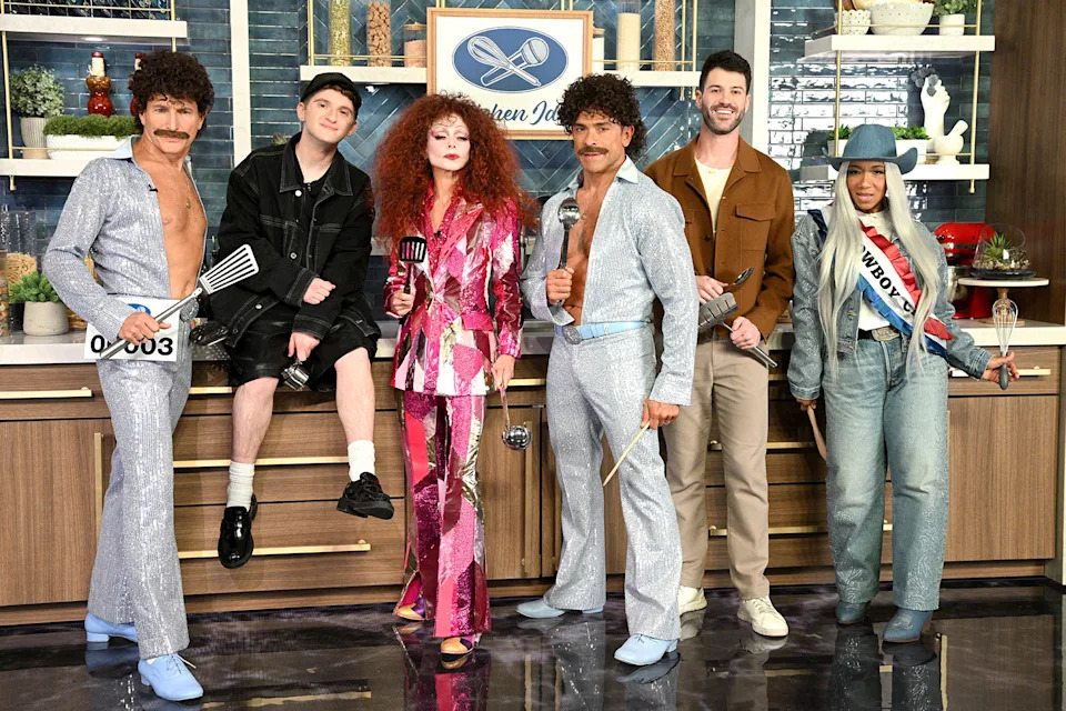 Michael Gelman, Kelly Ripa, Mark Consuelos, DJ Deja Vu and guests on “Live with Kelly and Mark.”