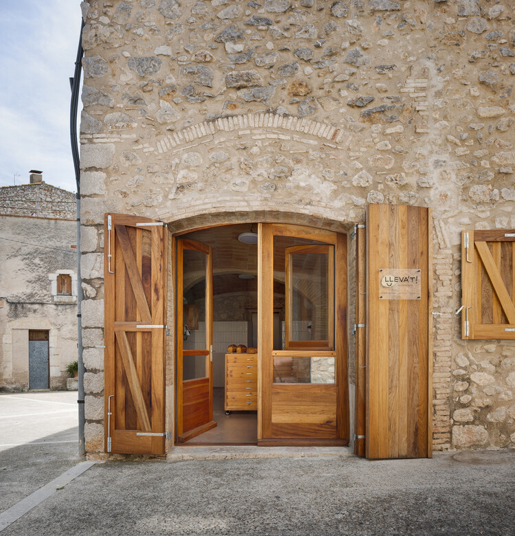 Forn Lleva't Bakery / Quim Olea · Estudi d'Arquitectura - Exterior Photography, Wood, Door, Concrete
