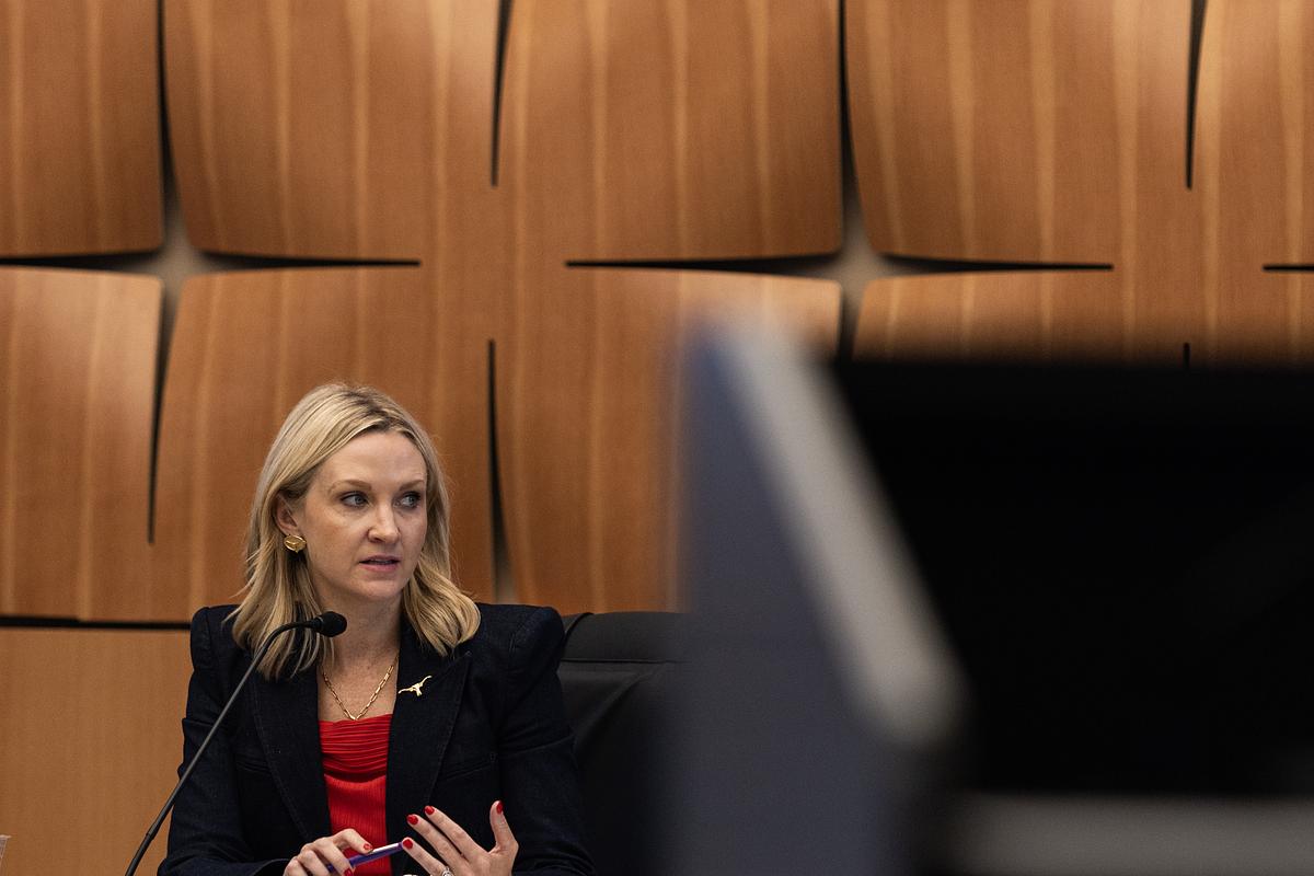 Activist accuses Fort Worth mayor of ‘threat.’ Parker says she was being family ‘protector’