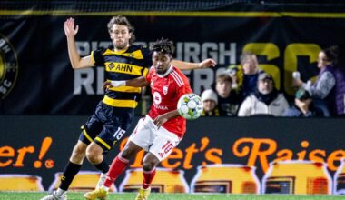 Hope Avayevu of Phoenix Rising jostles for the ball. Image: Pittsburgh Riverhounds