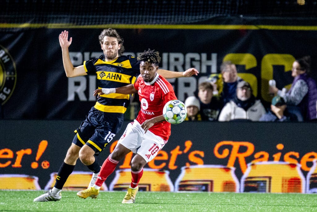 Hope Avayevu of Phoenix Rising jostles for the ball. Image: Pittsburgh Riverhounds