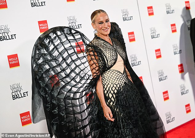 Parker's graying blonde hair was styled in a sleek bun and she rocked a grungy black eyeshadow look