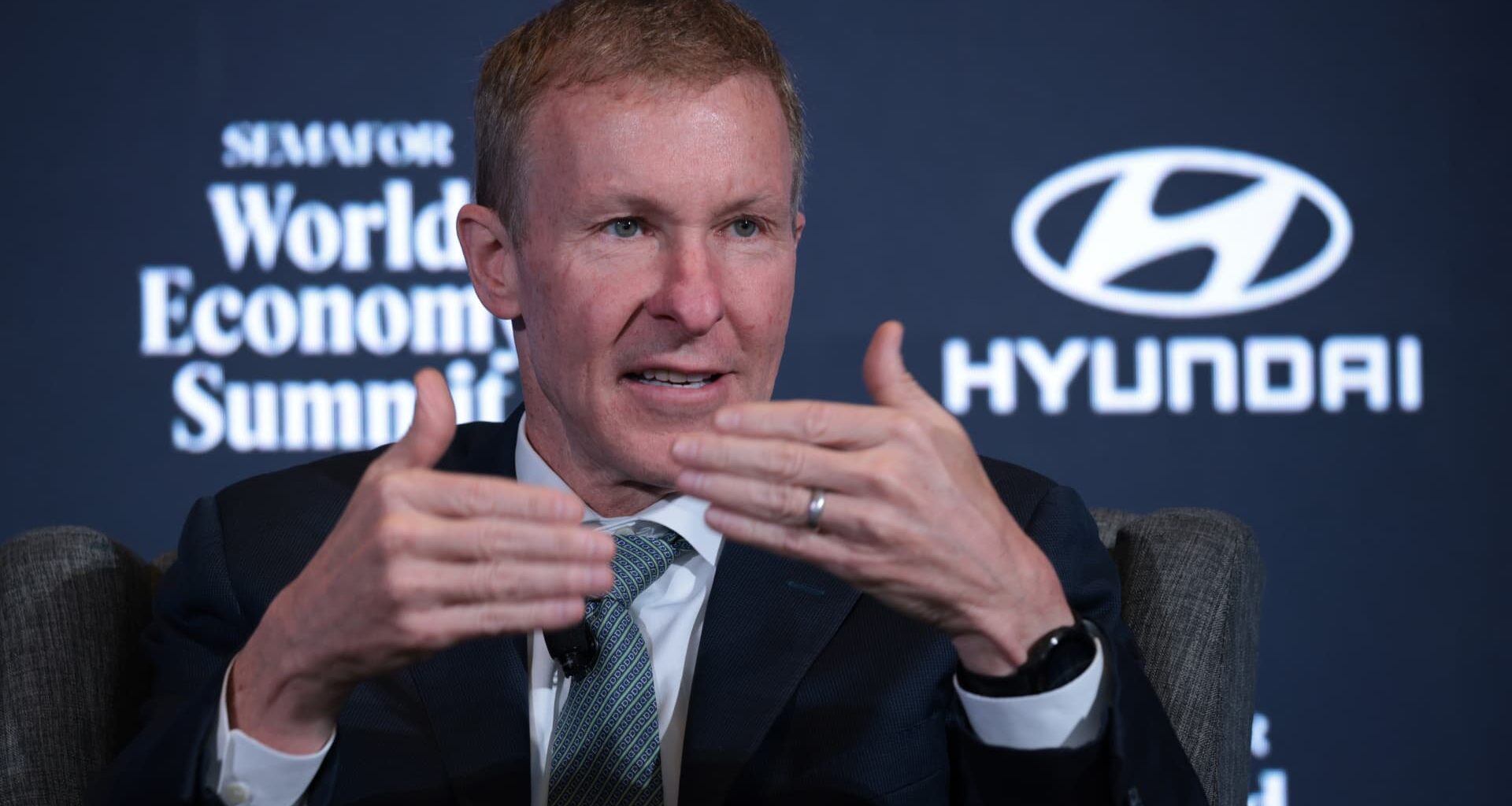 United Airlines CEO cautions against long closure