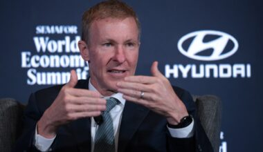 United Airlines CEO cautions against long closure