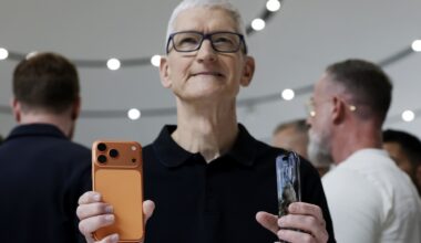 More people want the new iPhone — and Apple shares