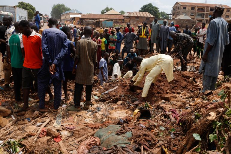 epa12147257 People search a flooded area after heavy rainfall in the town of Mokwa, Niger State, Nigeria, 31 May 2025. More than 100 bodies have been recovered as search and rescue operations continue following a devastating flood that struck the Kpege area of Mokwa in the early hours of 29 May 2025, Nigeria's National Emergency Management Agency (NEMA) said. EPA-EFE/AFOLABI SOTUNDE