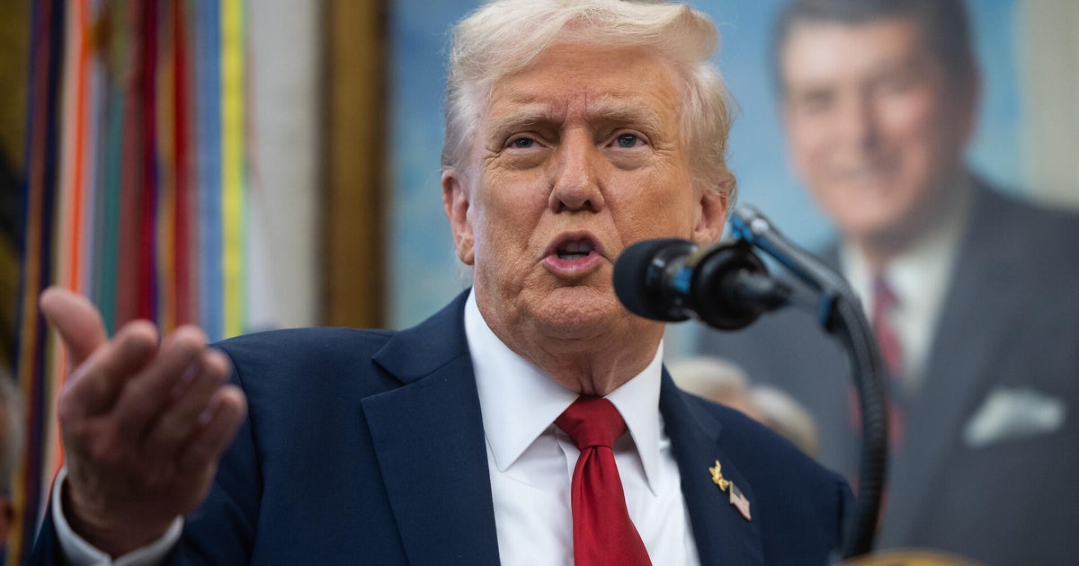 Trump pauses $2.1B for Chicago infrastructure projects, leveraging government shutdown to pressure Democrats