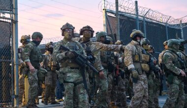 Chicago police officers told not to help trapped fed agents: sources