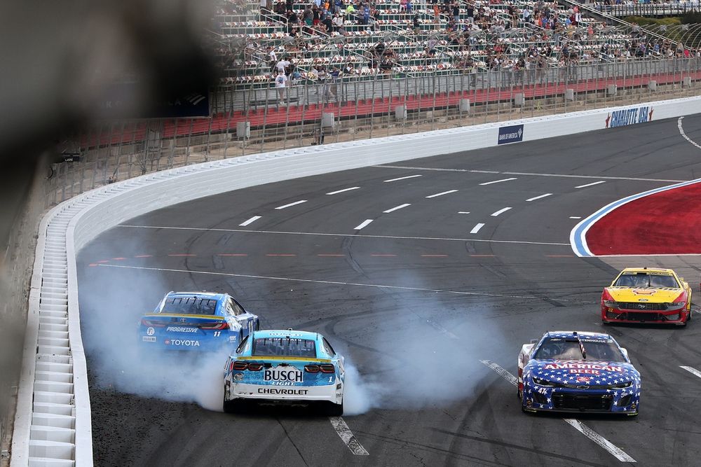 Ross Chastain, Trackhouse Racing Chevrolet and Denny Hamlin, Joe Gibbs Racing Toyota spin out; Joey Logano, Team Penske Ford; Ricky Stenhouse Jr., Hyak Motorsports Chevrolet