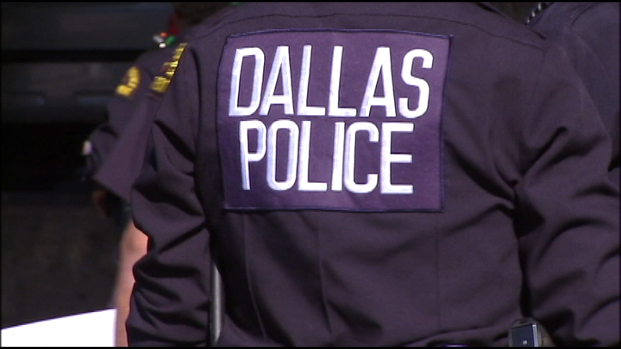 Dallas officer turns self in to Harris County Sheriff's Office