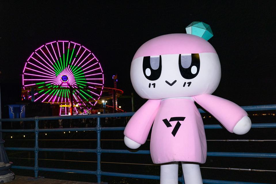 Santa Monica Pier Ferris Wheel Lighting (Photo Courtesy of PLEDIS Entertainment)