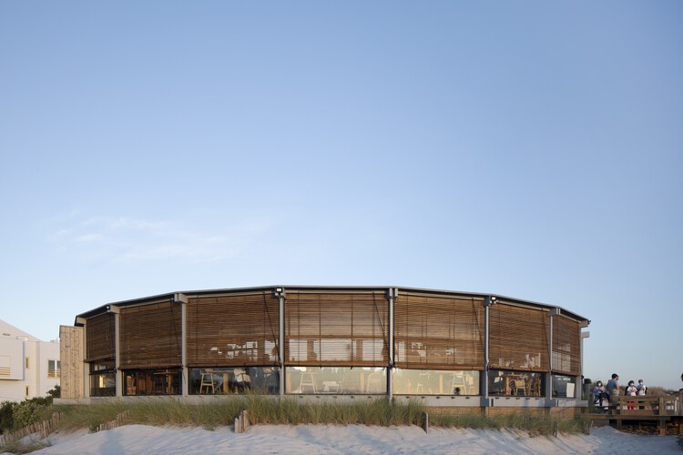 Sétimo Ano de Praia Beach Support Facility / Lousinha Arquitectos - Image 2 of 20