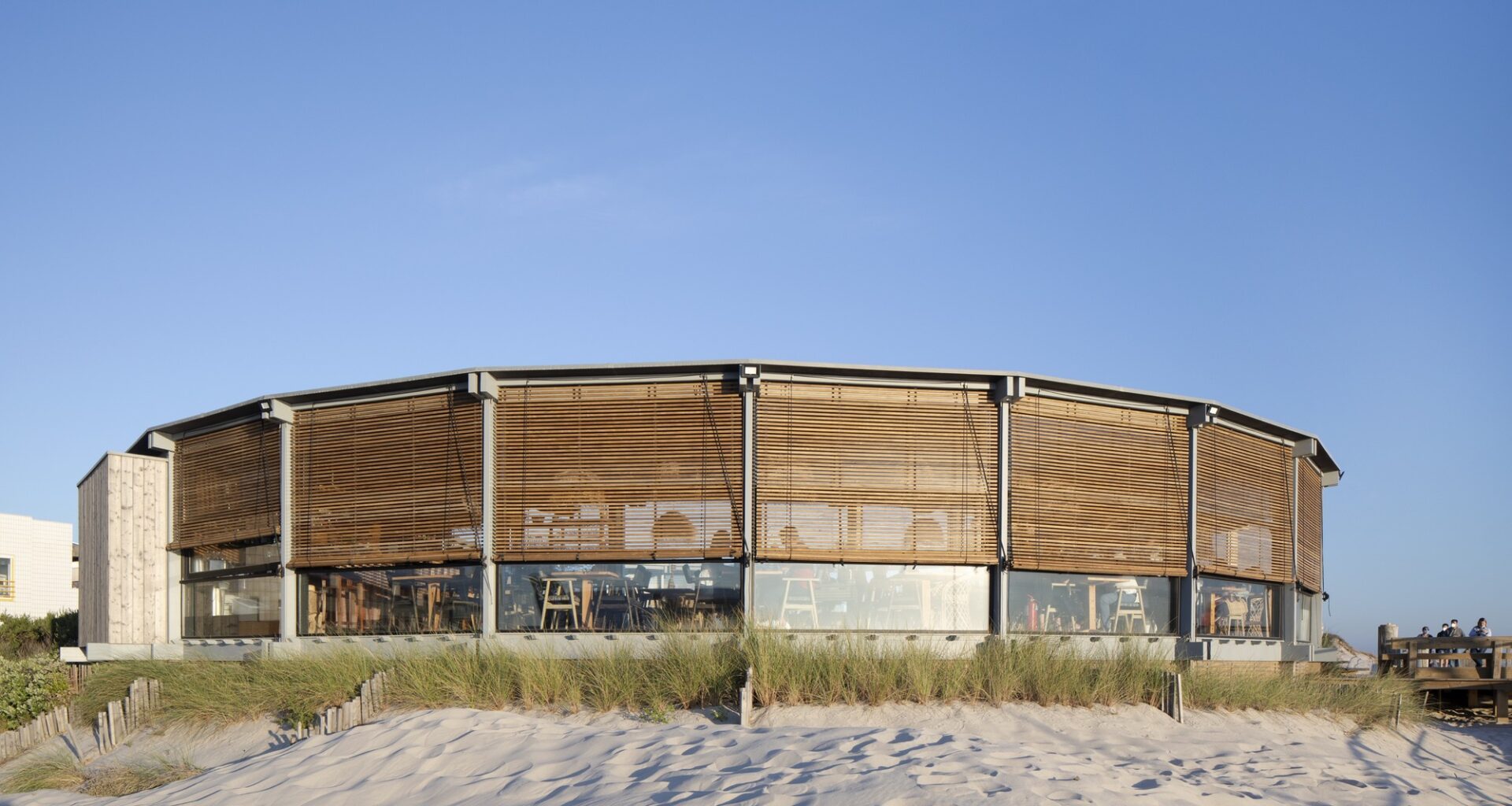 Sétimo Ano de Praia Beach Support Facility / Lousinha Arquitectos