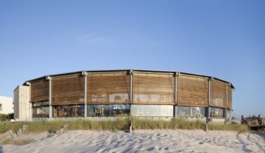 Sétimo Ano de Praia Beach Support Facility / Lousinha Arquitectos