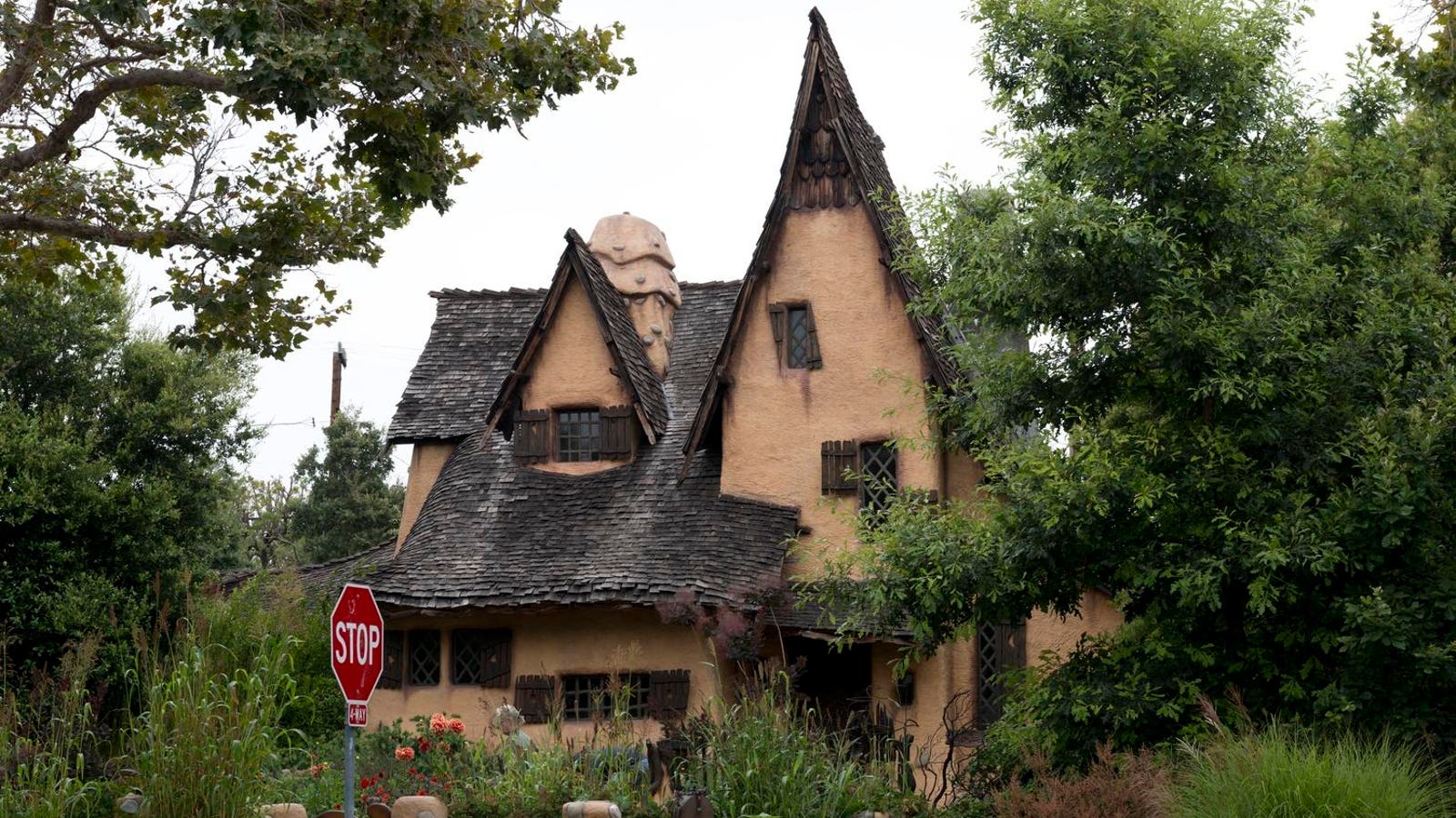 ‘Buffy’ Star Creates Enchanting Tour Of Los Angeles’ Spookiest Homes