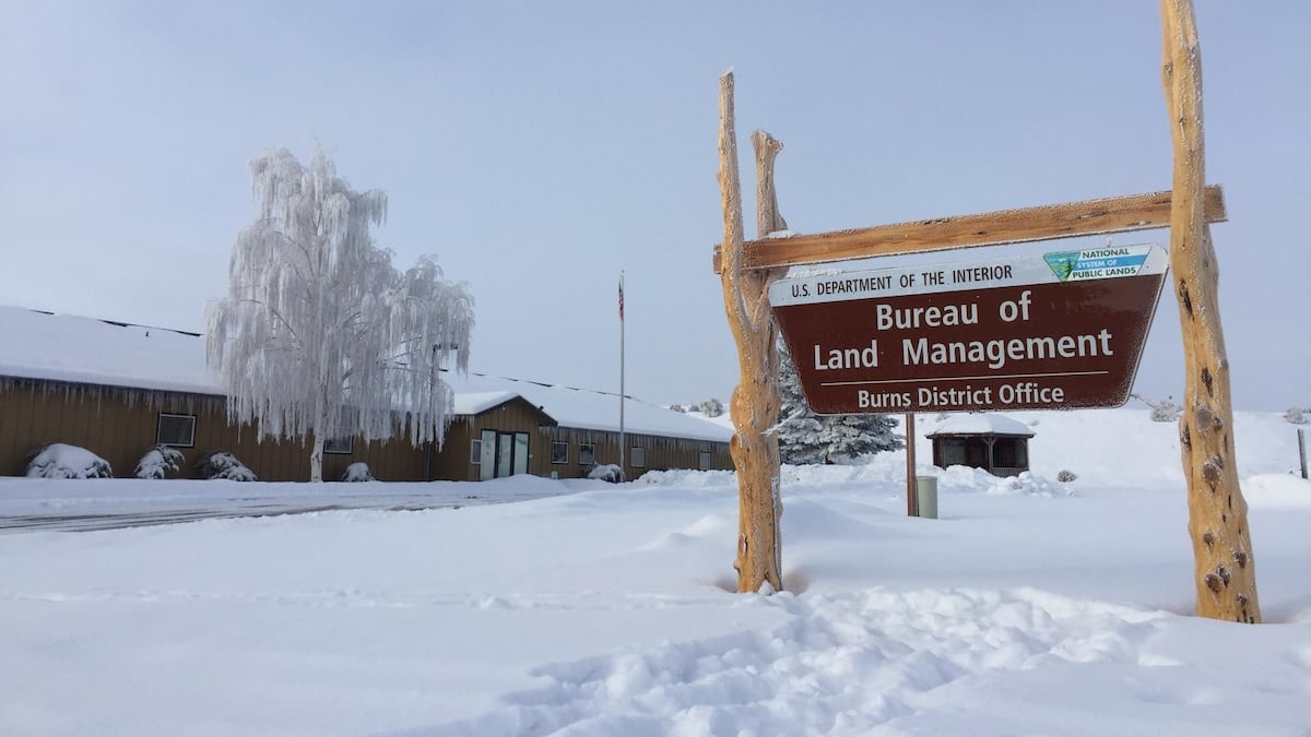 Thousands of federal workers in Oregon brace for first missed paycheck