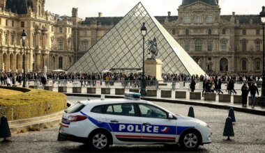 Louvre Museum $102 million crown jewels stolen, 2 suspects arrested