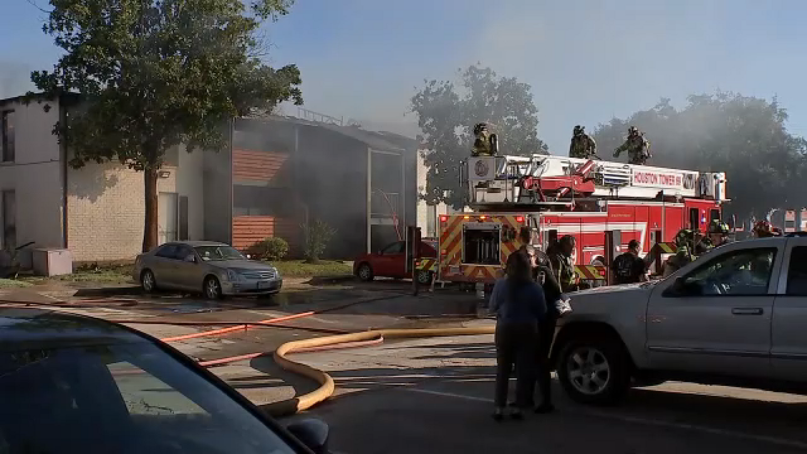 2 injured following apartment fire fueled by strong winds in west Houston, HFD says
