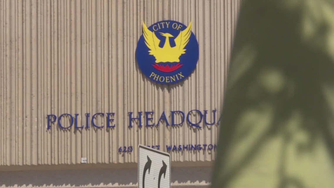 Phoenix police help family find shelter after eviction