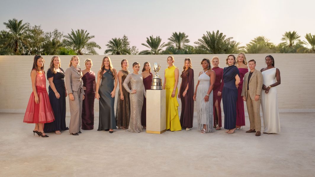 The top 8 doubles teams pose with the WTA Finals Martina Navratilova Trophy