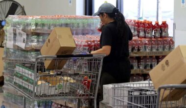 Volunteers load carts with frozen goods, fruits and vegetables, baked goods, beverages and snacks at St. Mary’s Food Bank in Phoenix. Photo taken Sept. 26, 2022. The state is releasing some COVID-era money to help food banks should SNAP benefits end Nov. 1.