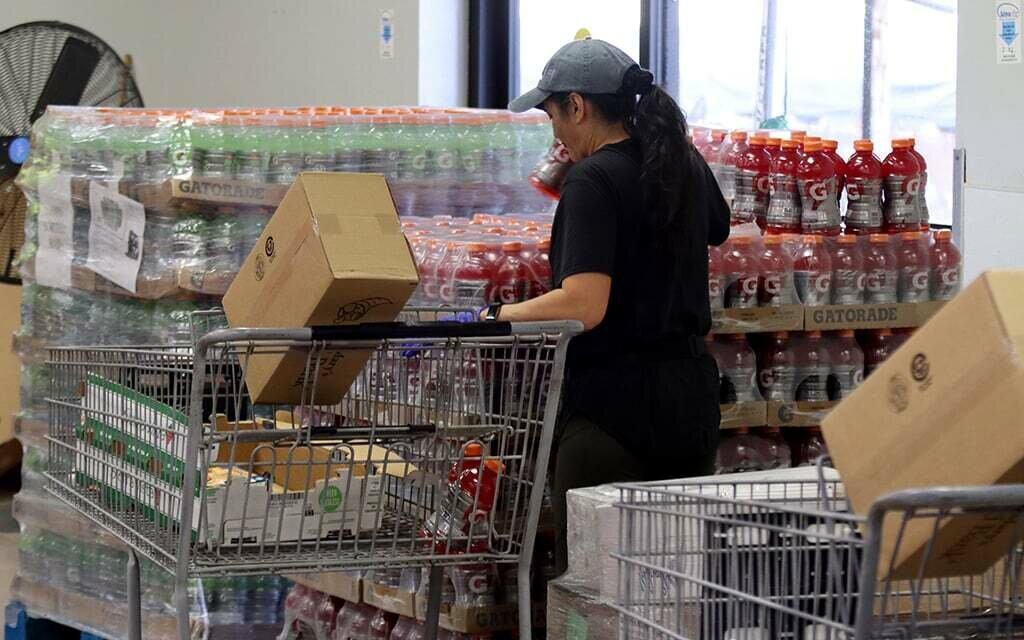 Volunteers load carts with frozen goods, fruits and vegetables, baked goods, beverages and snacks at St. Mary’s Food Bank in Phoenix. Photo taken Sept. 26, 2022. The state is releasing some COVID-era money to help food banks should SNAP benefits end Nov. 1.