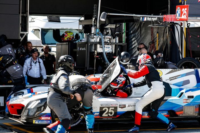 #25 BMW M Team RLL BMW M Hybrid V8: Marco Wittmann, Sheldon Van Der Linde, Robin Frijns