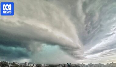 Queensland government criticises timing of changes to Bureau of Meteorology website in aftermath of storm