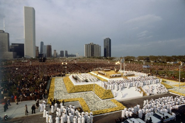 An overview of the crowds and main platform where the open-air Mass was celebrated at Grant Park during Pope John Paul II's visit to Chicago on Oct. 5, 1979. (Ed Wagner Jr./Chicago Tribune)