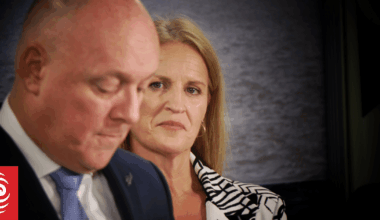 How many job hunters are there for each job ad?