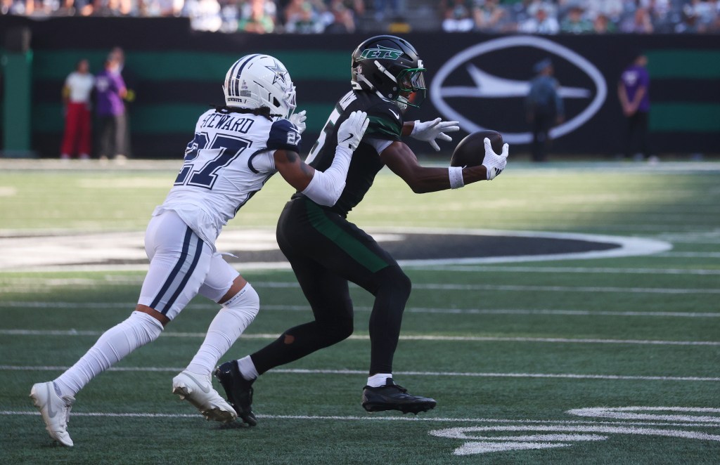 Garrett Wilson makes a catch during the Jets-Cowboys game on Oct. 5, 2025. 