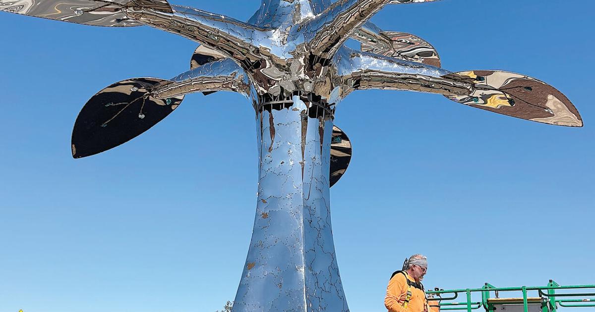 Shining sculpture takes its place at Tracy Hills intersection | Tracy Press